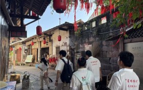 红韵非遗浸润古镇 —— 川化院青年学子赴尧坝开展红色文化与非遗技艺推普社会实践