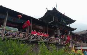 青春镜头聚焦羌乡｜四川传媒学子北川“三下乡”  采访课堂AI“画”出孩童职业梦想